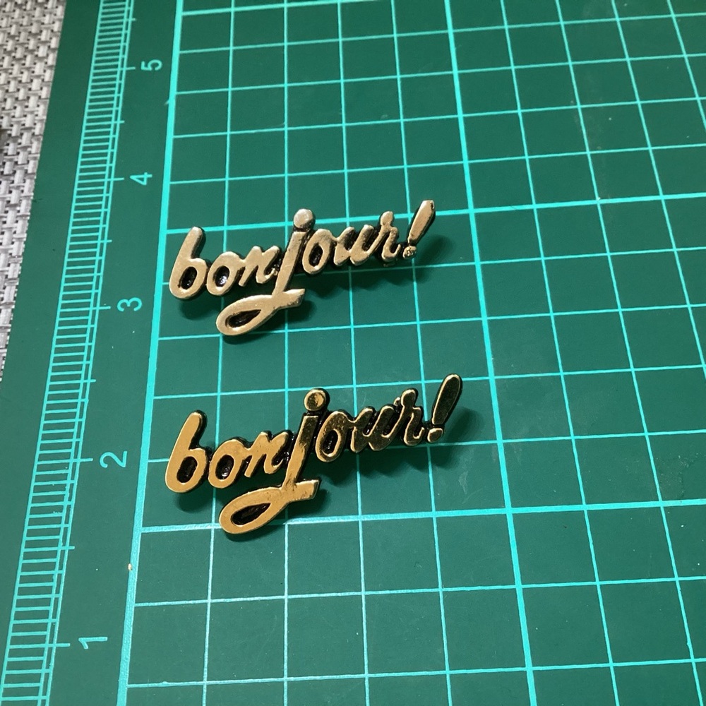 Bonjour! 2 metallic pins